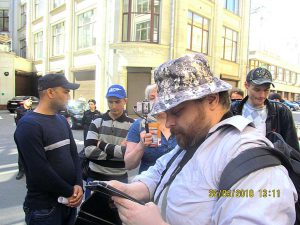 Размышляя у парадного подъезда