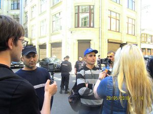 Размышляя у парадного подъезда