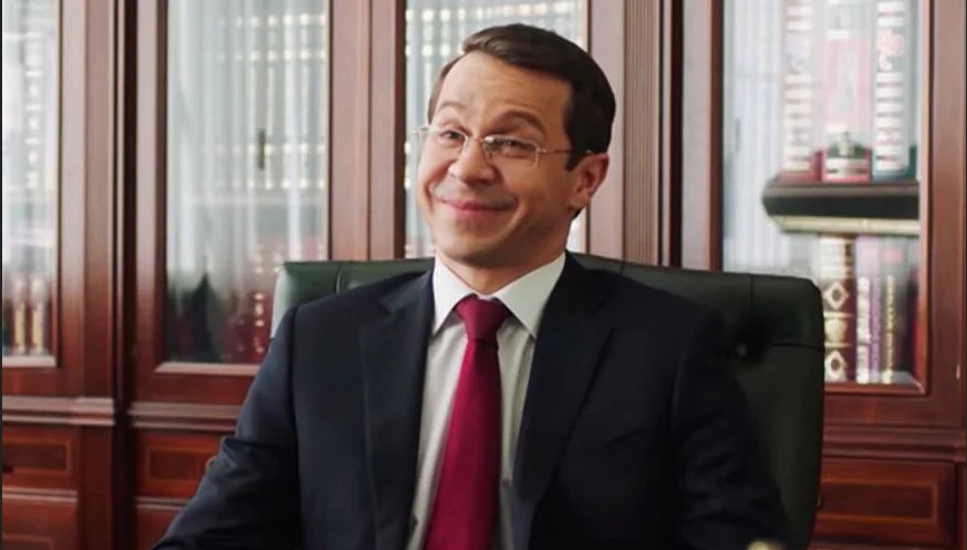 Актер Павел Деревянко в роли чиновника (сериал "Домашний арест")