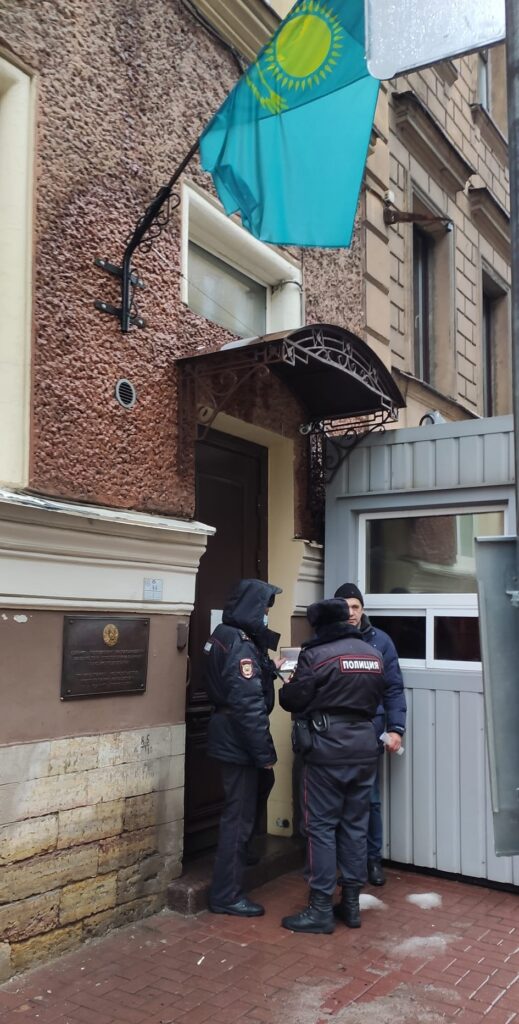 Степан Маленцов у Казахского консульства