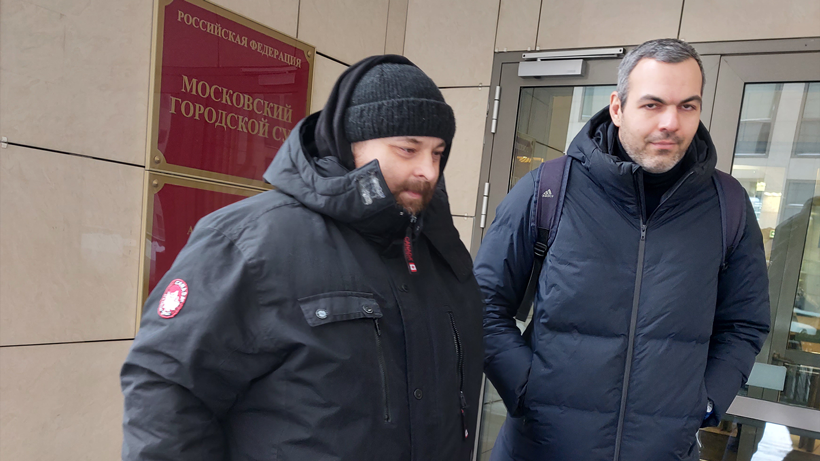 А. Зимбовский у здания суда